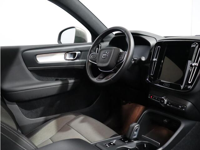Volvo XC40 T2 Automaat Business Pro / Adapt. cruise / 19" / Privacy glass / Dab+ / Park assist v+a / Parkeercamera