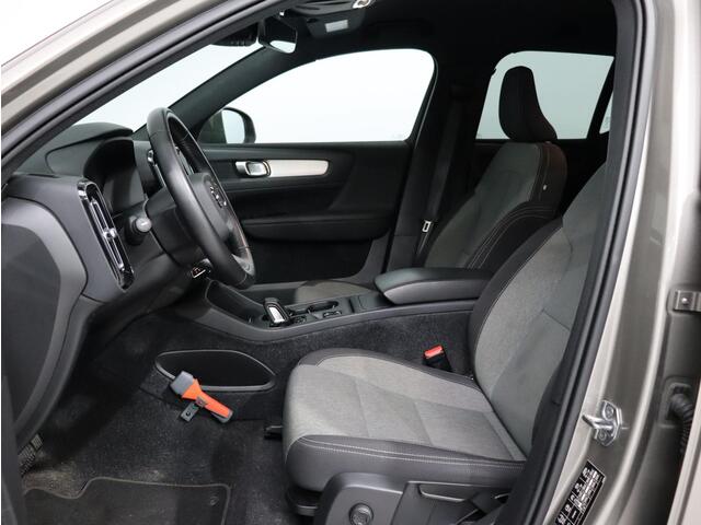 Volvo XC40 T2 Automaat Business Pro / Adapt. cruise / 19" / Privacy glass / Dab+ / Park assist v+a / Parkeercamera