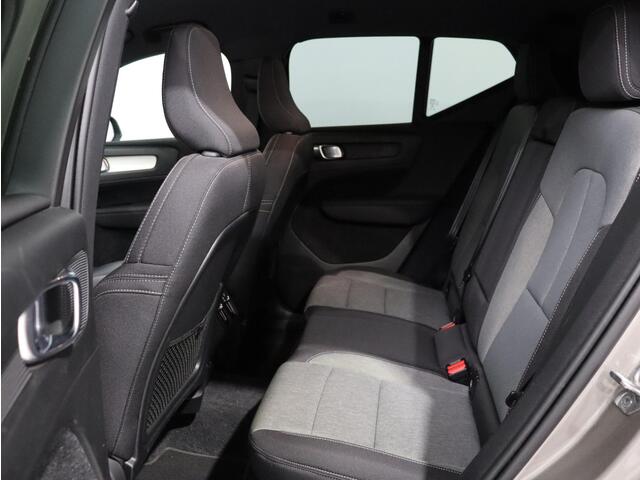 Volvo XC40 T2 Automaat Business Pro / Adapt. cruise / 19" / Privacy glass / Dab+ / Park assist v+a / Parkeercamera