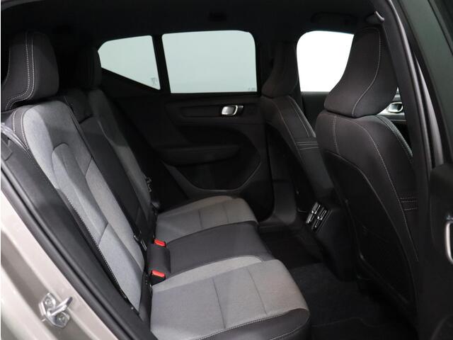 Volvo XC40 T2 Automaat Business Pro / Adapt. cruise / 19" / Privacy glass / Dab+ / Park assist v+a / Parkeercamera