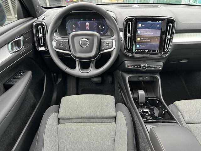 Volvo XC40 2.0 B4 Plus Dark Automaat, Mild hybrid, Panoramadak, R-design wielen, Stoelverwarming, Stuurverwarming, Harman Kardon audio, Parkeercamera, Park assist voor- en achter