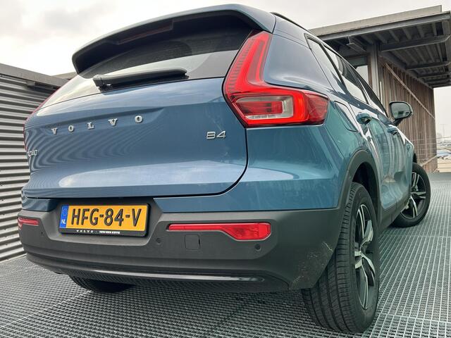 Volvo XC40 2.0 B4 Plus Dark Automaat, Mild hybrid, Panoramadak, R-design wielen, Stoelverwarming, Stuurverwarming, Harman Kardon audio, Parkeercamera, Park assist voor- en achter