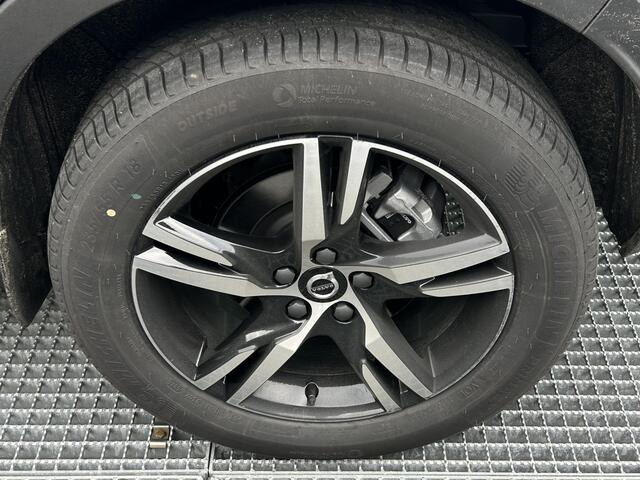 Volvo XC40 2.0 B4 Plus Dark Automaat, Mild hybrid, Panoramadak, R-design wielen, Stoelverwarming, Stuurverwarming, Harman Kardon audio, Parkeercamera, Park assist voor- en achter