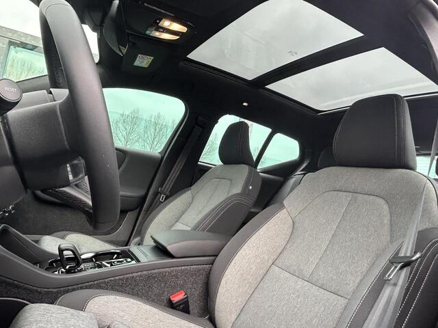 Volvo XC40 2.0 B4 Plus Dark Automaat, Mild hybrid, Panoramadak, R-design wielen, Stoelverwarming, Stuurverwarming, Harman Kardon audio, Parkeercamera, Park assist voor- en achter