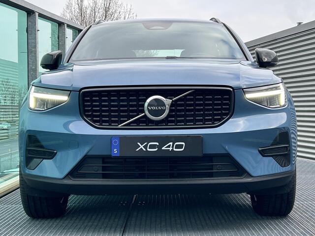 Volvo XC40 2.0 B4 Plus Dark Automaat, Mild hybrid, Panoramadak, R-design wielen, Stoelverwarming, Stuurverwarming, Harman Kardon audio, Parkeercamera, Park assist voor- en achter