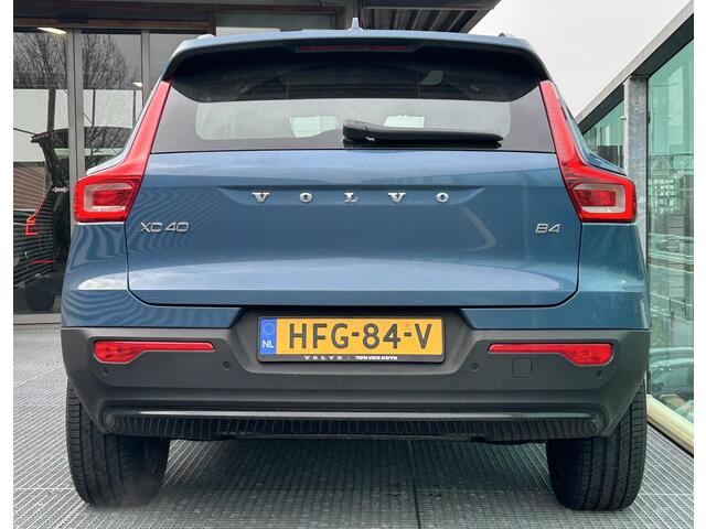 Volvo XC40 2.0 B4 Plus Dark Automaat, Mild hybrid, Panoramadak, R-design wielen, Stoelverwarming, Stuurverwarming, Harman Kardon audio, Parkeercamera, Park assist voor- en achter