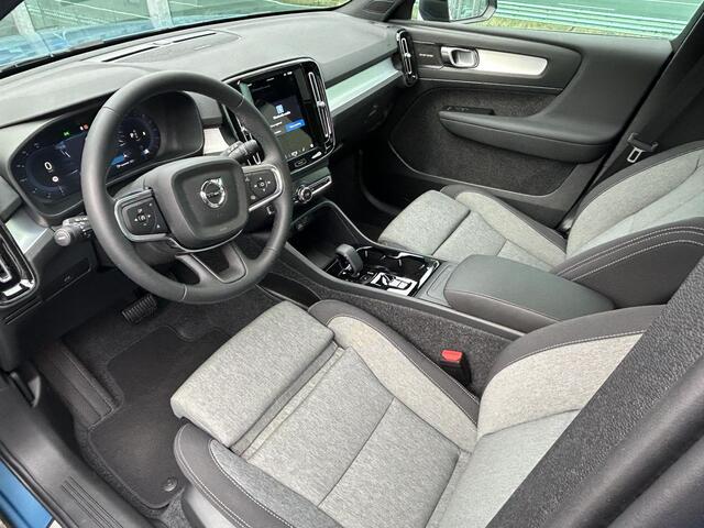 Volvo XC40 2.0 B4 Plus Dark Automaat, Mild hybrid, Panoramadak, R-design wielen, Stoelverwarming, Stuurverwarming, Harman Kardon audio, Parkeercamera, Park assist voor- en achter