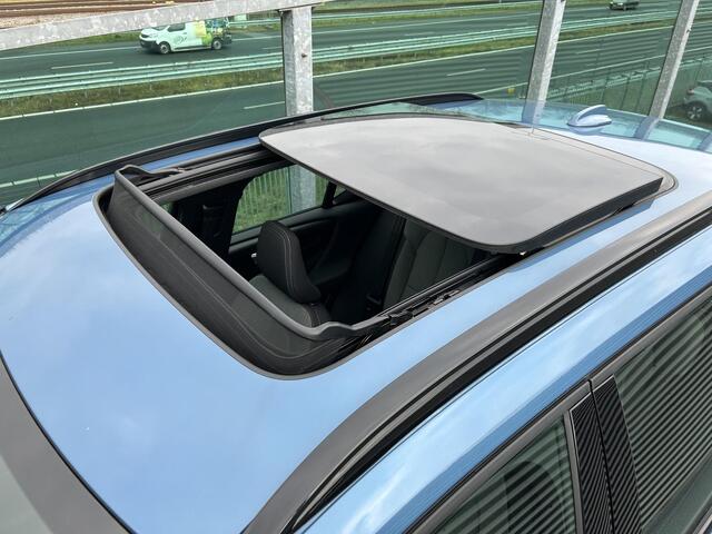 Volvo XC40 2.0 B4 Plus Dark Automaat, Mild hybrid, Panoramadak, R-design wielen, Stoelverwarming, Stuurverwarming, Harman Kardon audio, Parkeercamera, Park assist voor- en achter