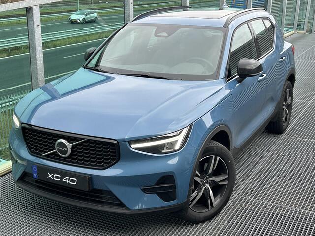 Volvo XC40 2.0 B4 Plus Dark Automaat, Mild hybrid, Panoramadak, R-design wielen, Stoelverwarming, Stuurverwarming, Harman Kardon audio, Parkeercamera, Park assist voor- en achter
