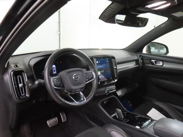 Volvo XC40 Recharge P8 AWD R-Design (408PK), 1e-Eig, Keurig-Onderh., BOVAG-Garantie, NL-Auto, Panoramadak, Trekhaak, Navigatie/Apple-Carplay/Android-Auto, Keyless-Entry/Start, Cruisecontrol, Parkeersensoren, Stoel+Stuurverwarming, Premium-Audio, Spiegel-Pakket, Priv