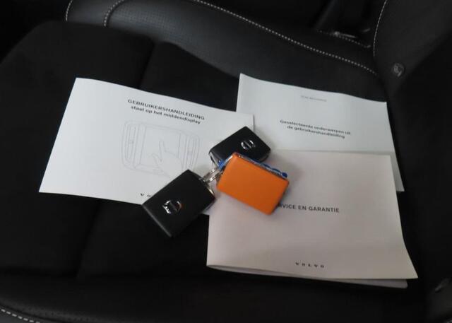 Volvo XC40 Recharge P8 AWD R-Design (408PK), 1e-Eig, Keurig-Onderh., BOVAG-Garantie, NL-Auto, Panoramadak, Trekhaak, Navigatie/Apple-Carplay/Android-Auto, Keyless-Entry/Start, Cruisecontrol, Parkeersensoren, Stoel+Stuurverwarming, Premium-Audio, Spiegel-Pakket, Priv