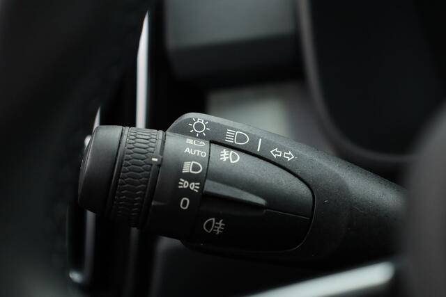 Volvo XC40 T4 Recharge Inscription Expression | Apple Carplay | Achterruitrijcamera | Stoel - stuurverwarm. | Elek. achterklep |