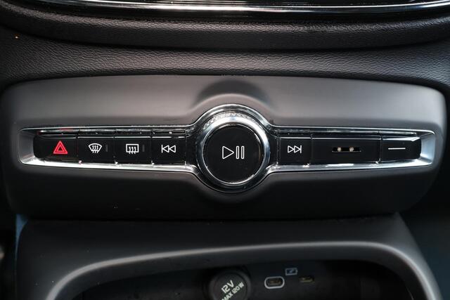 Volvo XC40 Extended Range Plus 82 kWh - IntelliSafe Assist & Surround - Verwarmde voorstoelen & stuur - Parkeersensoren voor & achter - Draadloze tel. lader - Warmtepomp - 19' LMV
