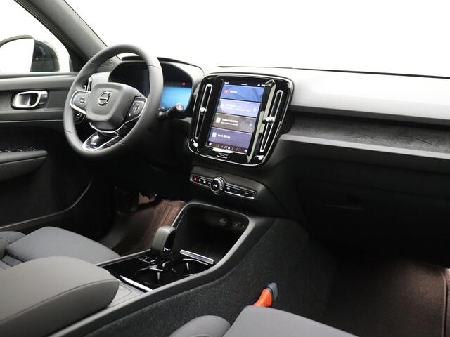 Volvo XC40 Extended Range Plus 82 kWh / ¤ 7.500,- Voorraadkorting / 3 jaar gratis onderhoud / Nieuw op voorraad / El. Trekhaak / Warmtepomp / Stoel + Stuurw. Verwarming /