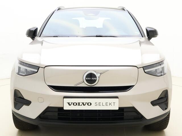 Volvo XC40 Extended Range Plus 82 kWh / ¤ 7.500,- Voorraadkorting / 3 jaar gratis onderhoud / Nieuw op voorraad / El. Trekhaak / Warmtepomp / Stoel + Stuurw. Verwarming /