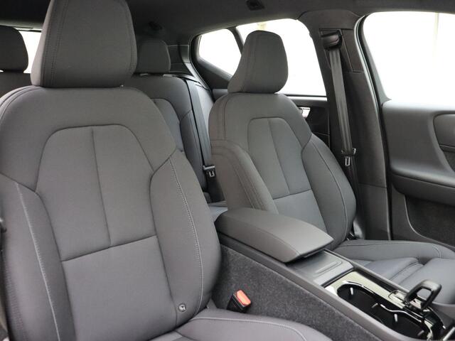 Volvo XC40 Extended Range Plus 82 kWh / ¤ 7.500,- Voorraadkorting / 3 jaar gratis onderhoud / Nieuw op voorraad / El. Trekhaak / Warmtepomp / Stoel + Stuurw. Verwarming /