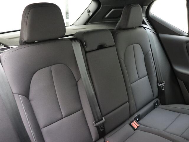 Volvo XC40 Extended Range Plus 82 kWh / ¤ 7.500,- Voorraadkorting / 3 jaar gratis onderhoud / Nieuw op voorraad / El. Trekhaak / Warmtepomp / Stoel + Stuurw. Verwarming /