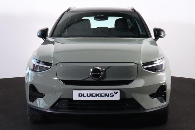 Volvo XC40 Extended Range Plus 82 kWh - IntelliSafe Assist & Surround - Parkeercamera achter - Verwarmde voorstoelen & stuur - Parkeersensoren voor & achter - Draadloze tel. lader - Warmtepomp - Elektr. inklapbare trekhaak - 19' LMV