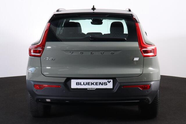Volvo XC40 Extended Range Plus 82 kWh - IntelliSafe Assist & Surround - Parkeercamera achter - Verwarmde voorstoelen & stuur - Parkeersensoren voor & achter - Draadloze tel. lader - Warmtepomp - Elektr. inklapbare trekhaak - 19' LMV