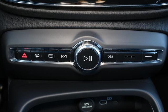 Volvo XC40 Extended Range Plus 82 kWh - IntelliSafe Assist & Surround - Parkeercamera achter - Verwarmde voorstoelen & stuur - Parkeersensoren voor & achter - Draadloze tel. lader - Warmtepomp - Elektr. inklapbare trekhaak - 19' LMV