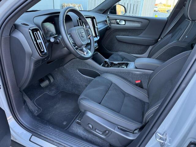 Volvo XC40 Single Motor Extended Range Ultimate 82 kWh | Trekhaak | Panoramadak | 360 Camera | Harman/Kardon | Stoel en Stuurverwarming | Memory Seats | Nubuck | 20" | Adaptive Cruise | BLIS |