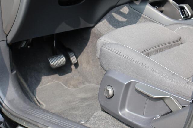 Volvo XC40 Recharge Core 70 kWh | Climate Pack | Warmtepomp | All season banden