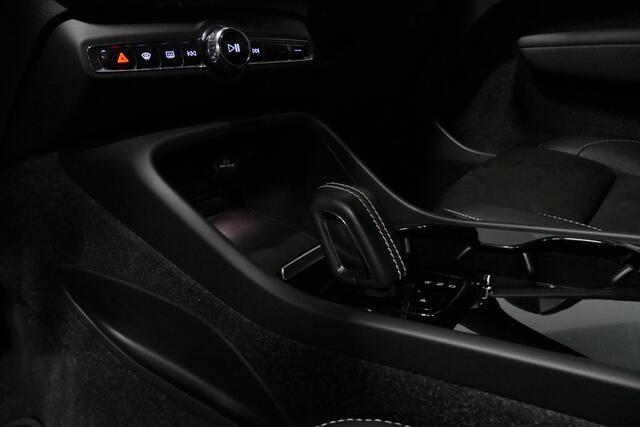 Volvo XC40 Recharge P8 AWD R-Design / Orig. Nederlands / Stoelverwarming / Apple Carplay - Andriod Auto / Stuurwiel verwarming / Ambienteverlichting / Leder/alcantara bekleding / High Performance Sound / Adaptive Cruise Control / Full LED / 19'' LMV / Grootlicht Ass