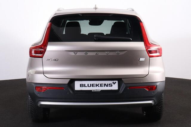 Volvo XC40 T5 Recharge Ultimate Bright - Panorama/schuifdak - IntelliSafe Assist - 360º Camera - Harman/Kardon audio - Verwarmde voorstoelen, stuur & achterbank - Parkeersensoren voor & achter - Elektr. bedienb. voorstoelen met geheugen links - Draadloze tel. lader 
