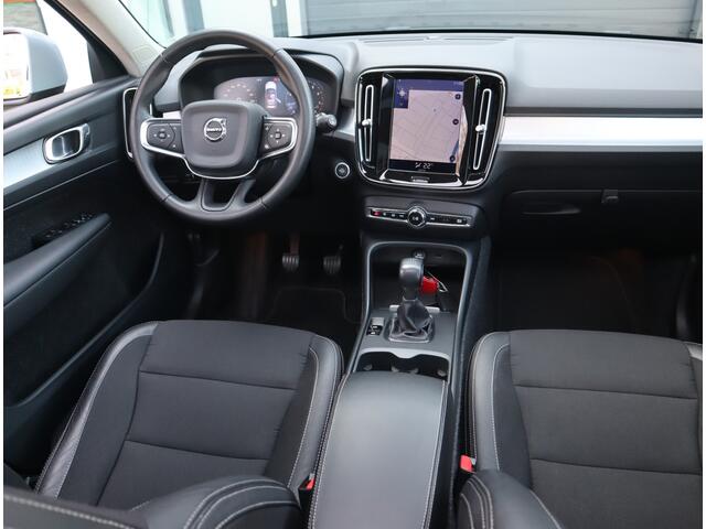 Volvo XC40 1.5 T3 Momentum / Panoramadak