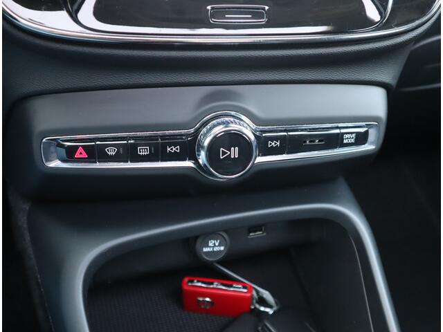 Volvo XC40 1.5 T3 Momentum / Panoramadak