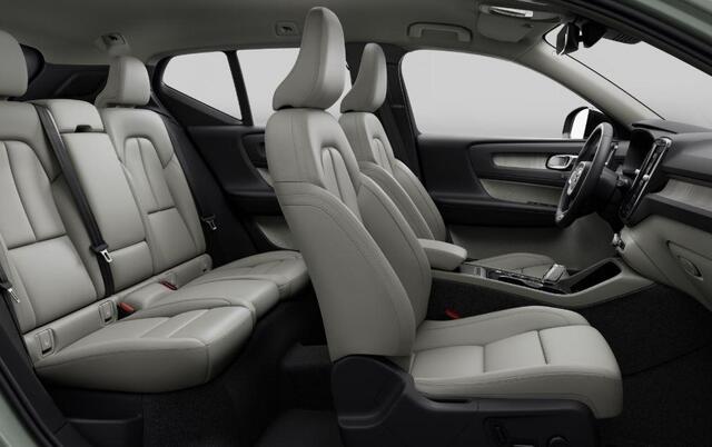 Volvo XC40 2.0 B3 Plus Dark | Memory | Zitting verlengers | parkeersensoren vóór en achter | 360° camera | Google auto | Full LED | verwarmde voorstoelen en stuurwiel |