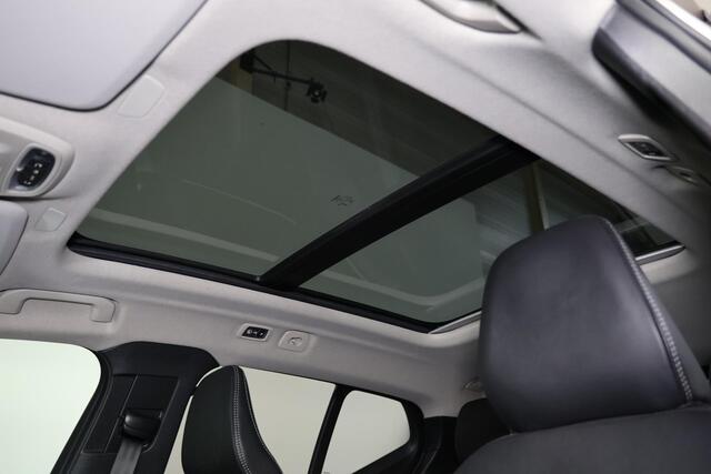 Volvo XC40 T5 Recharge Ultimate Bright - Panorama/schuifdak - IntelliSafe Assist - 360º Camera - Verwarmde voorstoelen, stuur & achterbank - Parkeersensoren voor & achter - Elektr. bedienb. voorstoelen met geheugen links - Draadloze tel. lader - Extra getint glas - 