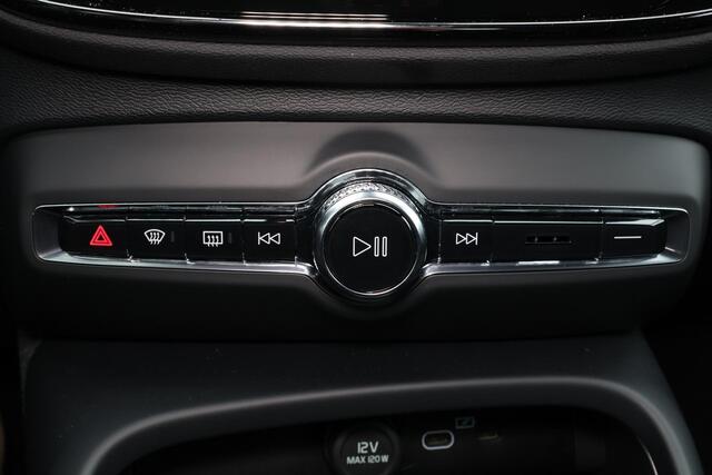 Volvo XC40 Core 69 kWh - Parkeercamera achter - Verwarmde voorstoelen & stuur - Parkeersensoren voor & achter - Draadloze tel. lader - Cruise control - Warmtepomp - Extra getint glas - 19' LMV