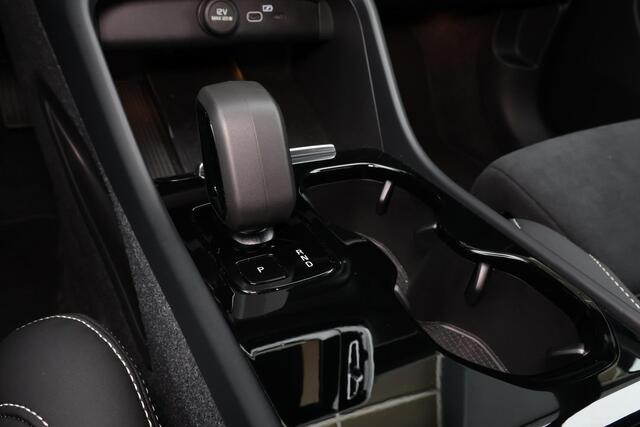 Volvo XC40 Core 69 kWh - Parkeercamera achter - Verwarmde voorstoelen & stuur - Parkeersensoren voor & achter - Draadloze tel. lader - Cruise control - Warmtepomp - Extra getint glas - 19' LMV