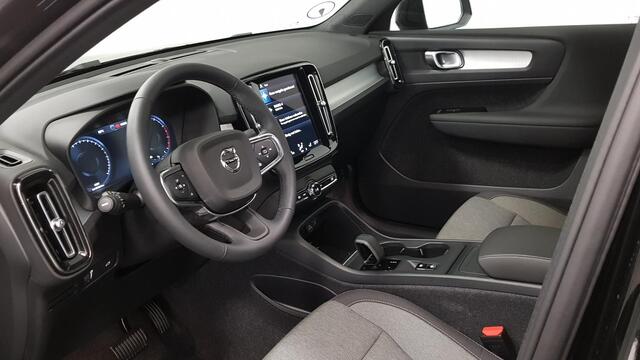 Volvo XC40 1.5 T3 163pk Automaat Navigatie Climate Control Stoelverwarming Lichtmetalen Velgen Apple Carplay Extra Getint glas