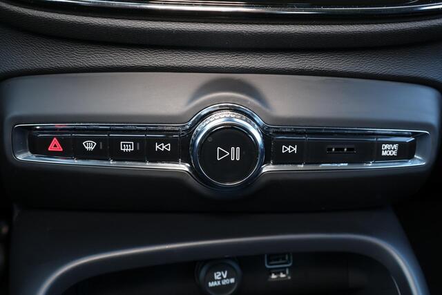 Volvo XC40 T3 Momentum Pro - Verwarmde voorstoelen - Parkeersensoren achter - Volvo On Call - Cruise control - Navigatie - 18' LMV