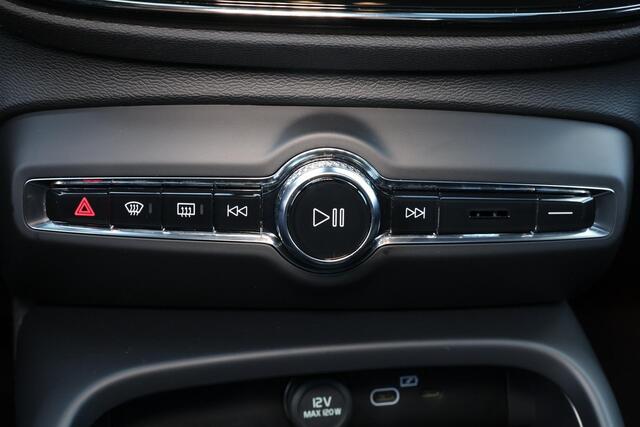 Volvo XC40 Recharge Twin Ultimate 82 kWh - Panorama/schuifdak - IntelliSafe Assist & Surround - 360º Camera - Verwarmde voorstoelen, stuur & achterbank - Parkeersensoren voor & achter - Elektr. bedienb. voorstoelen met geheugen links - Draadloze tel. lader - Warmtep
