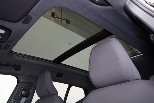 Volvo XC40 Extended Range Ultimate 82 kWh - Panorama/schuifdak - IntelliSafe Assist & Surround - 360º Camera - Harman/Kardon audio - Verwarmde voorstoelen, stuur & achterbank - Parkeersensoren voor & achter - Draadloze tel. lader - Extra getint glas - Elektr. inklap