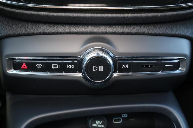 Volvo XC40 Extended Range Ultimate 82 kWh - Panorama/schuifdak - IntelliSafe Assist & Surround - 360º Camera - Harman/Kardon audio - Verwarmde voorstoelen, stuur & achterbank - Parkeersensoren voor & achter - Draadloze tel. lader - Extra getint glas - Elektr. inklap