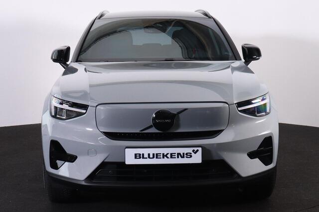 Volvo XC40 Extended Range Plus 82 kWh Volvo XC40 Single Motor Extended Range Plus 82 kWh - IntelliSafe Assist & Surround - Parkeercamera achter - Verwarmde voorstoelen & stuur - Parkeersensoren voor & achter - Warmtepomp - Draadloze tel. lader - Elektr. inklapbare t