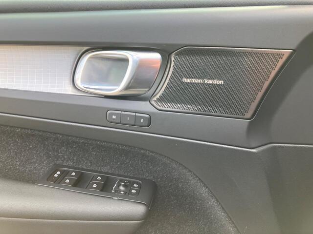 Volvo XC40 2.0 T5 AWD Intro Edition | Panorama schuif/kantel dak | 360° camera | stoelverwarming V+A | Stuurverwarming | Keyless entry | Harman/Kardon | Memory | Leder |