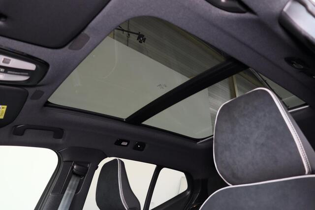 Volvo XC40 Single Motor Extended Range Ultimate 82 kWh Panorama/schuifdak - IntelliSafe Assist & Surround - 360º Camera - Harmon Kardon Audio - Verwarmde voorstoelen, stuur & achterbank - Parkeersensoren voor & achter - Elektr. bedienb. voorstoelen met geheugen link