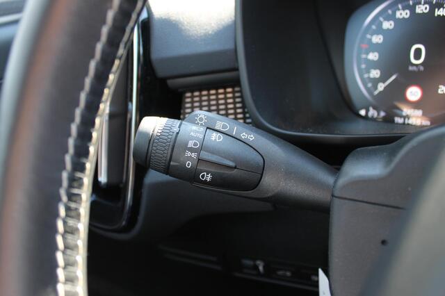 Volvo XC40 T5 262PK Automaat Recharge R-Design Cruise Control / Semi Elektrisch Wegklapbare Trekhaak / 19" Lichtmetalen velgen / Parkeersensoren voor en achter met parkeercamera achter / Road Sign Information