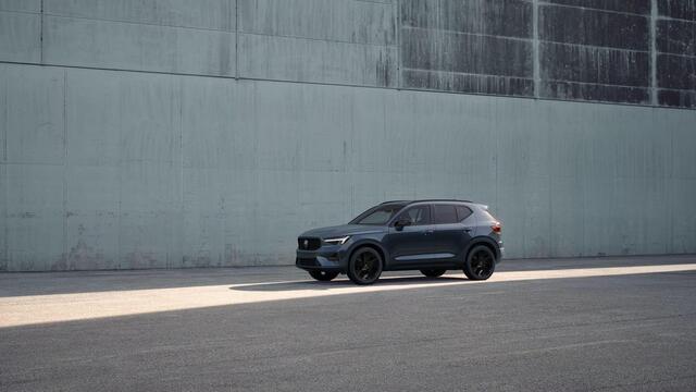 Volvo XC40 B4 197 pk Plus Black Edition | Model 2026 | 20" | Donker glas | Black Grille |