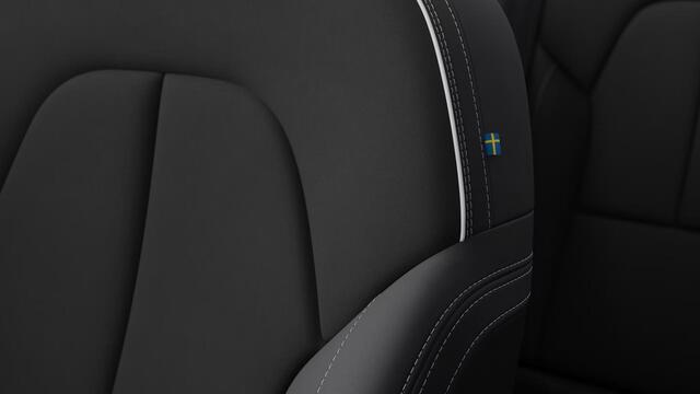 Volvo XC40 B4 197 pk Plus Black Edition | Model 2026 | 20" | Donker glas | Black Grille |