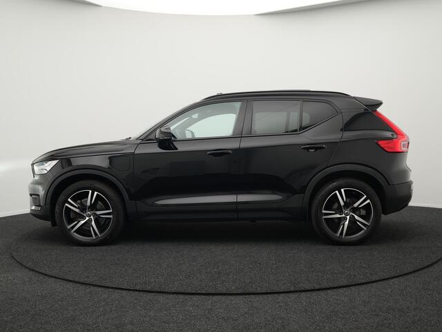 Volvo XC40 T5 Recharge R-Design 261PK Plug In Hybrid | PHEV | Trekhaak af Fabriek | Panodak | Harman Kardon | Alcantara Sportstoelen Verwarmd | 19'' L.M. | Camera |