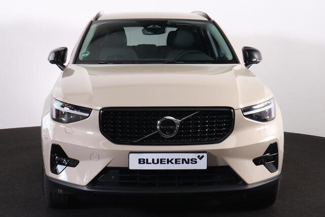 Volvo XC40 B3 Plus Dark - IntelliSafe Assist & Surround - 360º Camera - Verwarmde voorstoelen & stuur - Parkeersensoren voor & achter - Elektr. bedienb. voorstoelen met geheugen links - Draadloze tel. lader - Extra getint glas - 19' LMV