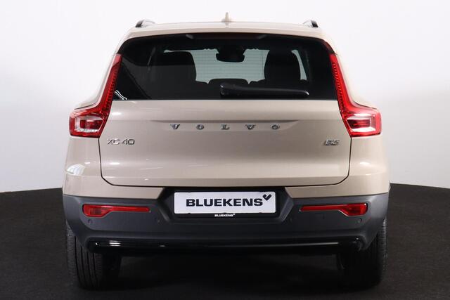 Volvo XC40 B3 Plus Dark - IntelliSafe Assist & Surround - 360º Camera - Verwarmde voorstoelen & stuur - Parkeersensoren voor & achter - Elektr. bedienb. voorstoelen met geheugen links - Draadloze tel. lader - Extra getint glas - 19' LMV