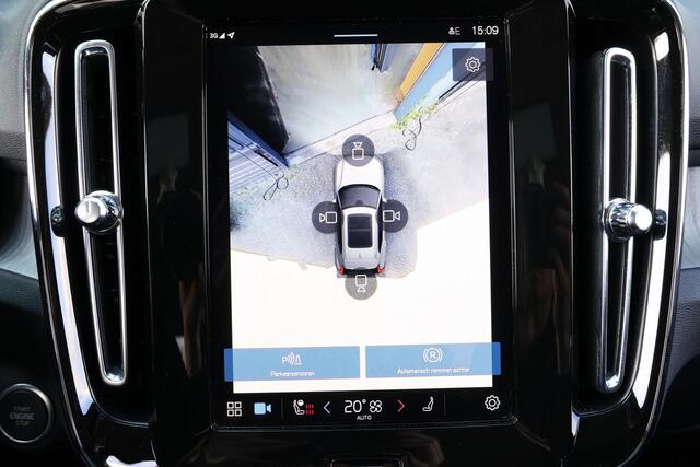 Volvo XC40 B3 Plus Dark - IntelliSafe Assist & Surround - 360º Camera - Verwarmde voorstoelen & stuur - Parkeersensoren voor & achter - Elektr. bedienb. voorstoelen met geheugen links - Draadloze tel. lader - Extra getint glas - 19' LMV