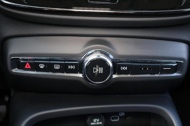 Volvo XC40 B3 Plus Dark - IntelliSafe Assist & Surround - 360º Camera - Verwarmde voorstoelen & stuur - Parkeersensoren voor & achter - Elektr. bedienb. voorstoelen met geheugen links - Draadloze tel. lader - Extra getint glas - 19' LMV